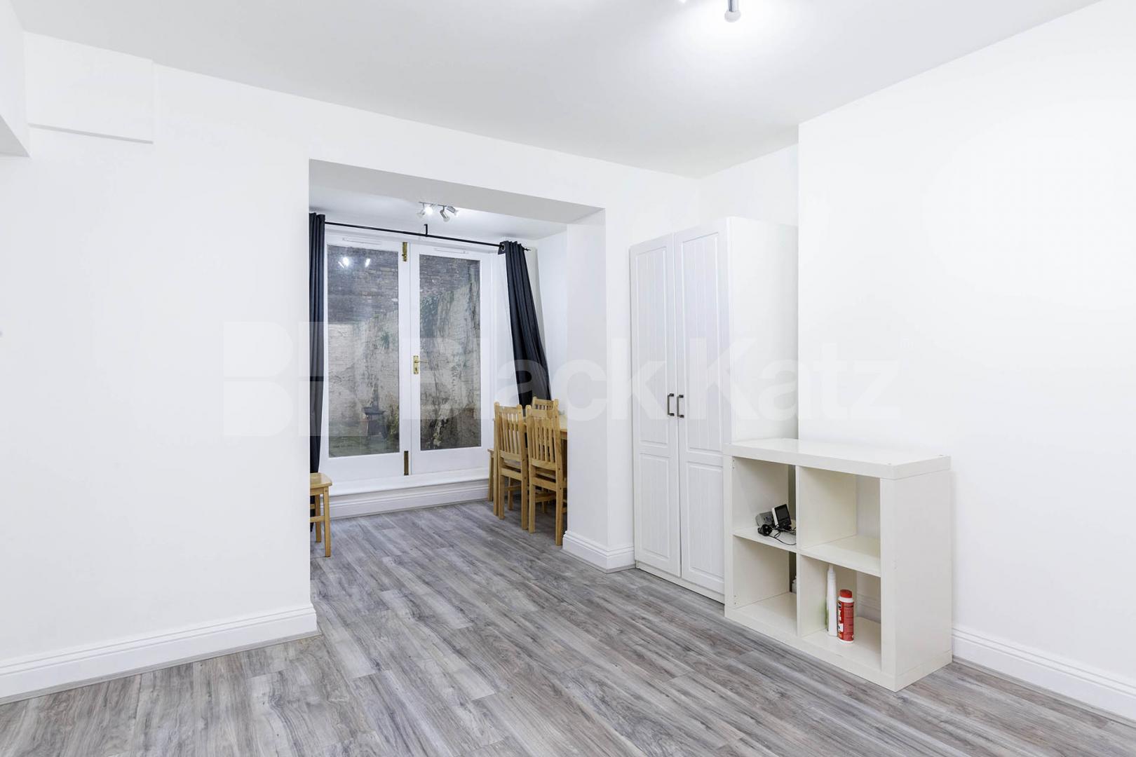Newly painted two double bedroom flat with study near Regents Park and to tube! Cosway Street, Marylebone
